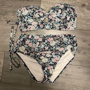 Patterned high waisted bathing suit size medium. Like new condition!